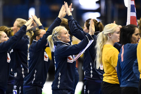 Norges Stine Bredal Oftedal före kvartsfinalen mellan