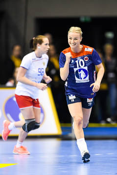 Norges Stine Bredal Oftedal jublar i kvartsfinalen mellan