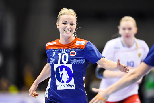 Norges Stine Bredal Oftedal jublar i kvartsfinalen mellan