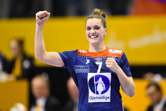 Norges Stine Bredal Oftedal jublar i kvartsfinalen mellan