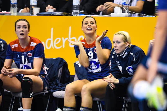 Norges Nora Mørk och målvakt Katrine Lunde på bänken i