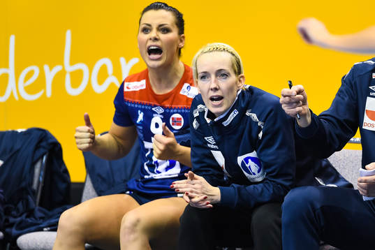 Norges Nora Mørk och målvakt Katrine Lunde reagerar på