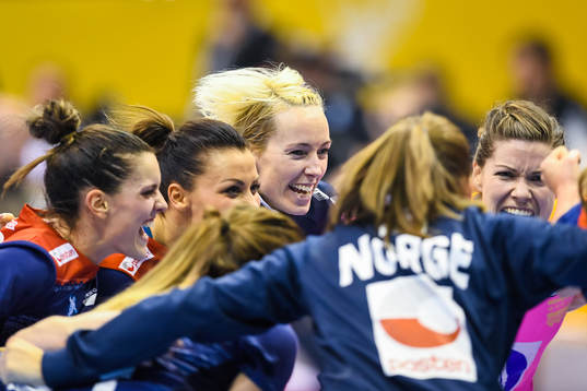 Norges målvakt Katrine Lunde jublar