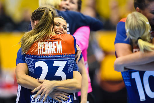 Norges Camilla Herrem och Nora Mørk jublar