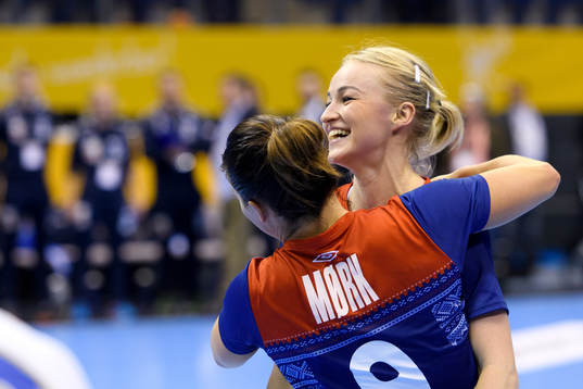 Norges Nora Mørk och Stine Bredal Oftedal jublar