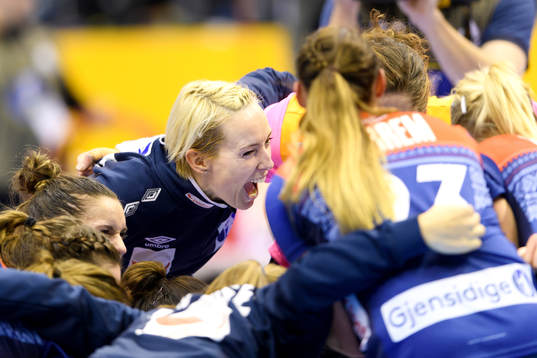 Norges målvakt Katrine Lunde jublar