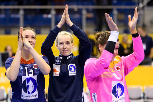 Norges Kari Brattset, målvakt Katrine Lunde och målvakt