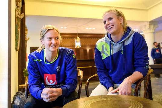 Målvakt Johanna Bundsen och Jenny Alm blir intervjuad på