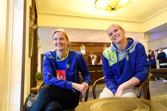 Målvakt Johanna Bundsen och Jenny Alm blir intervjuad på