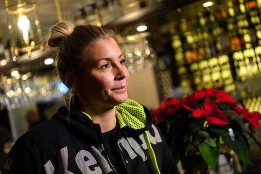 Isabelle Gulldén blir intervjuad på en pressträff med