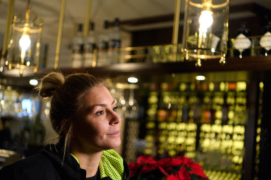 Isabelle Gulldén blir intervjuad på en pressträff med
