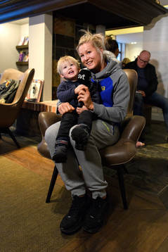 Ulrika Toft Hansen med sonen Oliver på en pressträff med