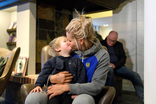 Ulrika Toft Hansen med sonen Oliver på en pressträff med