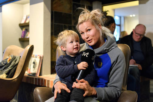 Ulrika Toft Hansen med sonen Oliver på en pressträff med