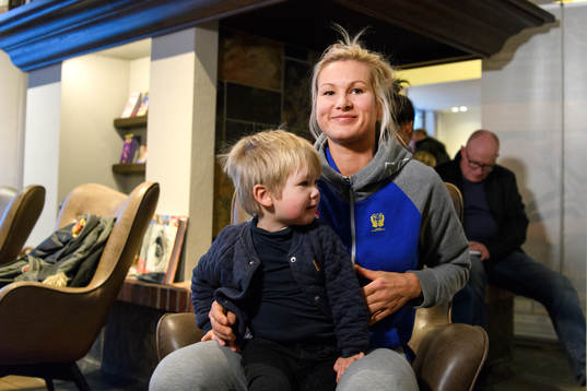 Ulrika Toft Hansen med sonen Oliver på en pressträff med