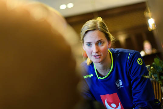 Målvakt Johanna Bundsen blir intervjuad på en pressträff