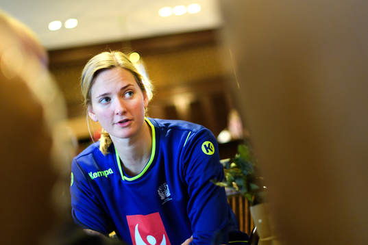 Målvakt Johanna Bundsen blir intervjuad på en pressträff