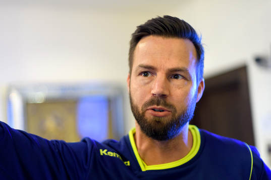 Förbundskapten Henrik Signell blir intervjuad på en