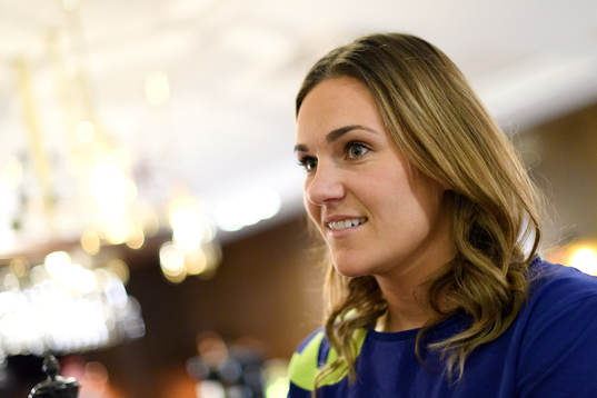 Sabina Jacobsen blir intervjuad på en pressträff med det