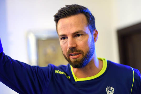 Förbundskapten Henrik Signell blir intervjuad på en