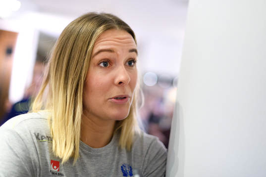 Johanna Westberg blir intervjuad på en pressträff med det