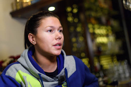 Målvakt Filippa Idéhn blir intervjuad på en pressträff