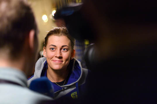 Nathalie Hagman blir intervjuad på en pressträff med det