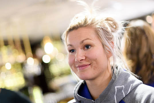 Ulrika Toft Hansen blir intervjuad på en pressträff med