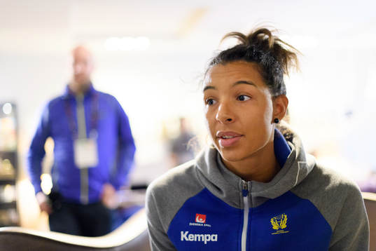 Jamina Roberts blir intervjuad på en pressträff med det