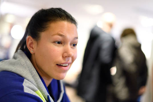 Målvakt Filippa Idéhn blir intervjuad på en pressträff