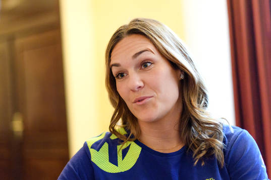 Sabina Jacobsen blir intervjuad på en pressträff med det