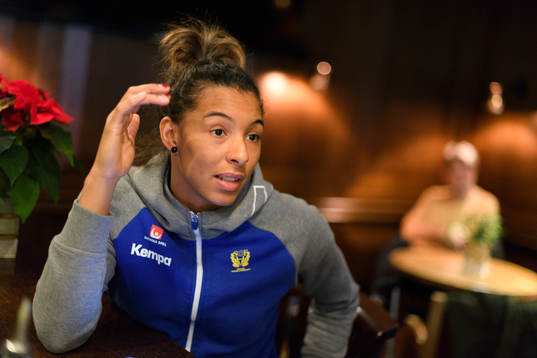 Jamina Roberts blir intervjuad på en pressträff med det