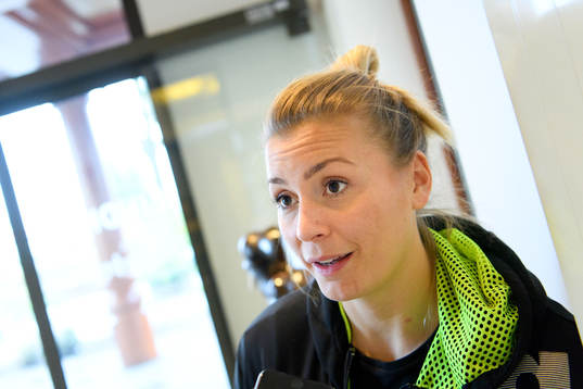 blir intervjuad på en pressträff med det svenska