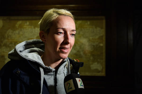 Målvakt Katrine Lunde blir intervjuad på en pressträff