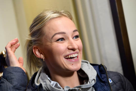 Stine Bredal Oftedal blir intervjuad på en pressträff med