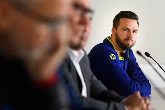 Sveriges förbundskapten Henrik Signell på en