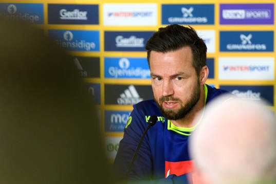 Sveriges förbundskapten Henrik Signell på en