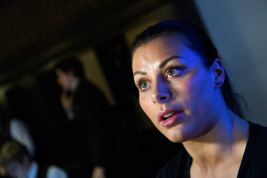 Nora Mørk blir intervjuad på en pressträff med det