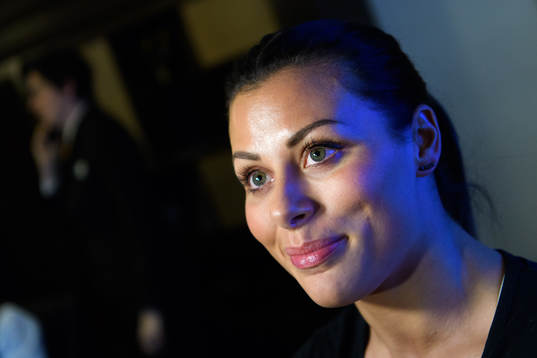Nora Mørk blir intervjuad på en pressträff med det