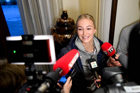 Stine Bredal Oftedal blir intervjuad på en pressträff med