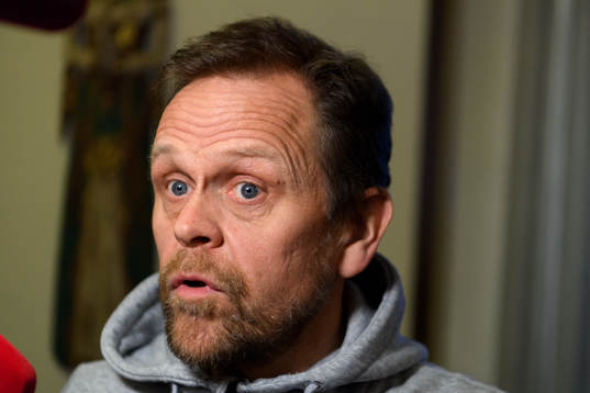 Förbundskapten Thorir Hergeirsson blir intervjuad på en