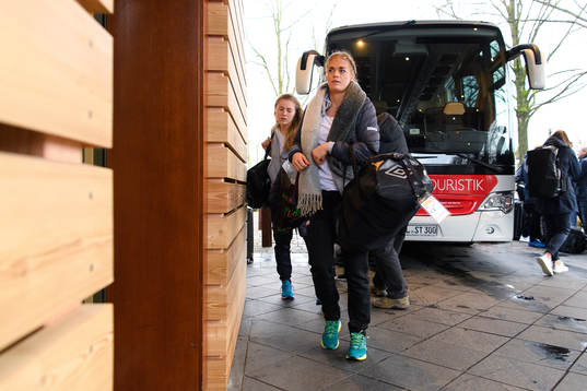 Veronica Egebakken Kristiansen på en pressträff med det