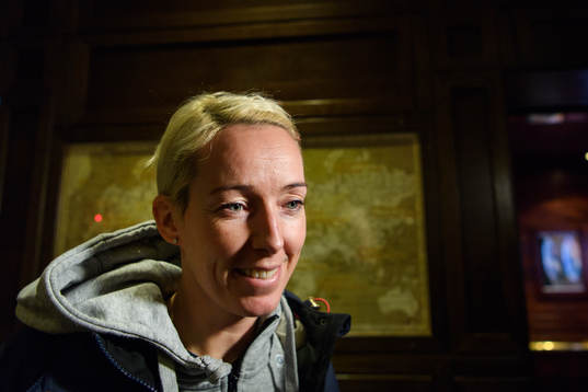 Målvakt Katrine Lunde blir intervjuad på en pressträff