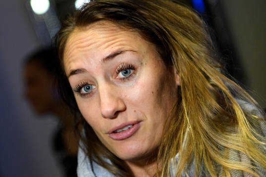 Camilla Herrem blir intervjuad på en pressträff med det