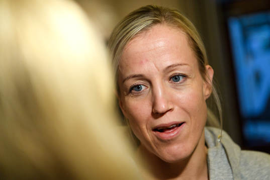 Heidi Løke blir intervjuad på en pressträff med det