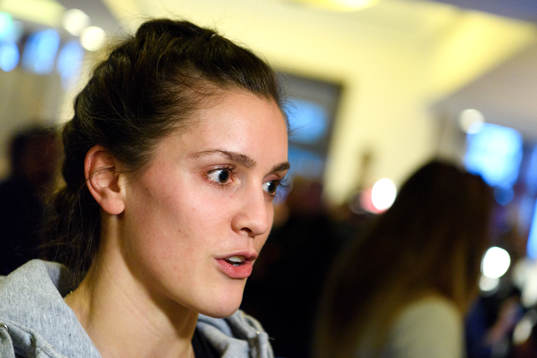 Stina Ruscetta Skogrand på en pressträff med det norska