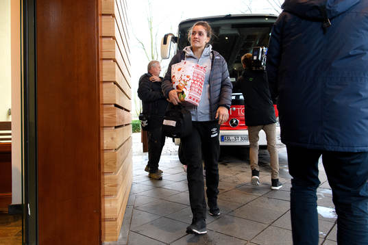 Stina Ruscetta Skogrand på en pressträff med det norska
