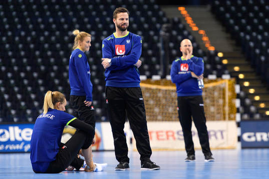Förbundskapten Henrik Signell på en träning med det