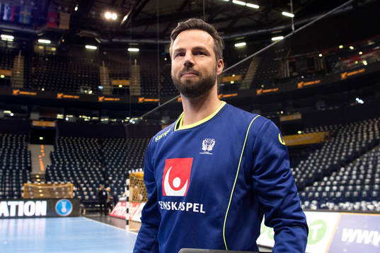 Förbundskapten Henrik Signell på en träning med det