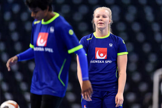 Emma Fernis på en träning med det svenska landslaget